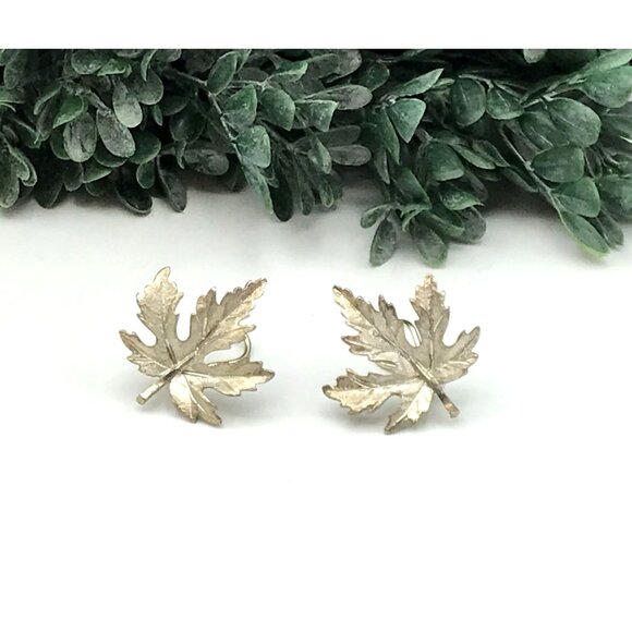 Vintage Clip on earrings Maple Leaf design silver tone - Picture 1 of 6